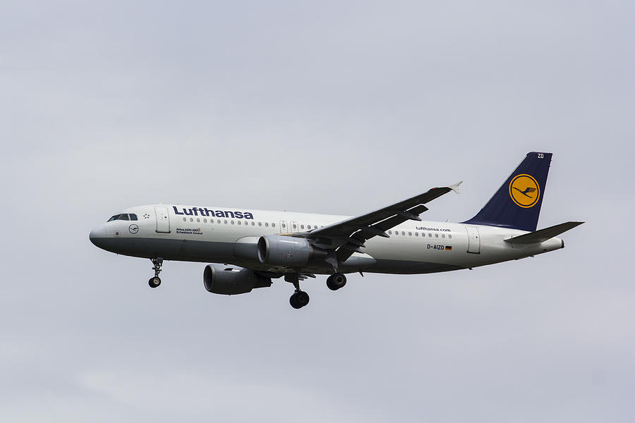 Lufthansa Airbus A320 Photograph by David Pyatt