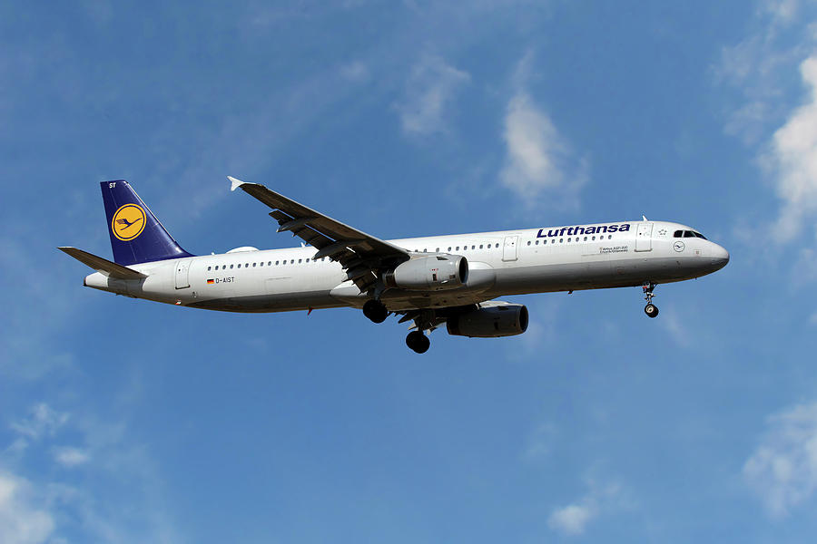 Lufthansa Airbus A321 Photograph - Lufthansa Airbus A321-231 by Smart Aviation