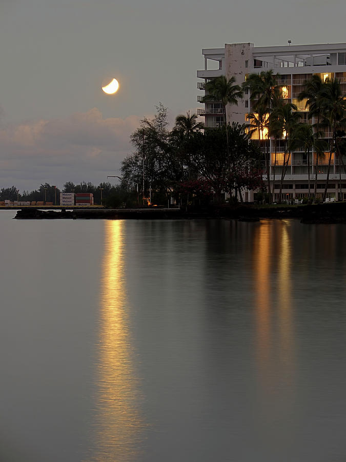 Lunar Eclipse Over Hilo Bay Hawaii Photograph by Daniel Hagerman