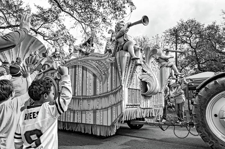 Mardi Gras Float - His Majestys Bandwagon bw Photograph by Steve Harrington