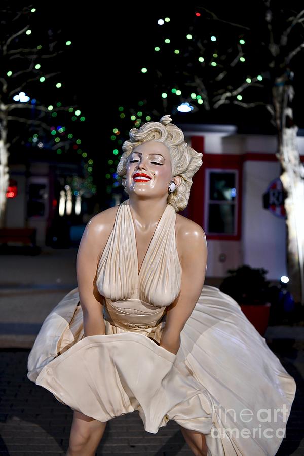Marilyn Monroe Iconic Pose Statue Photograph