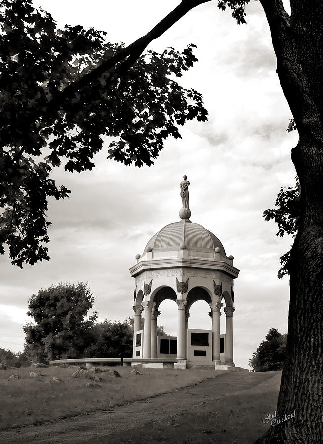 Maryland Monument Black and White Photograph by Judi Quelland