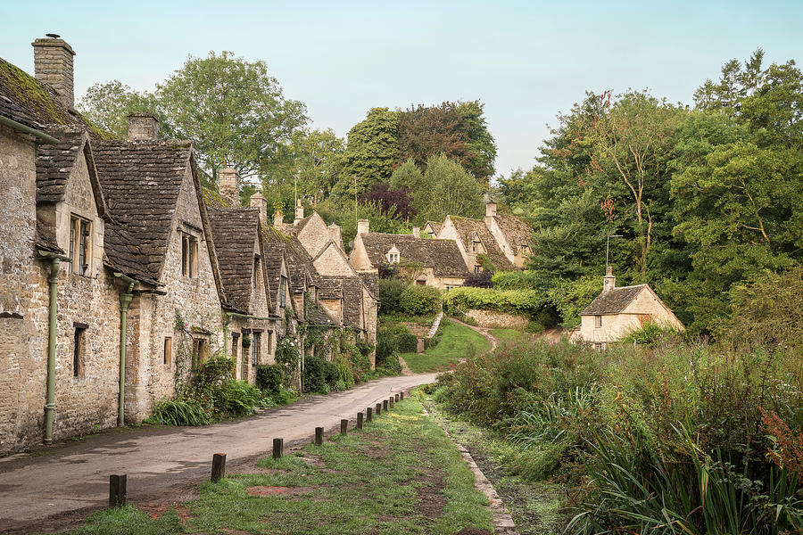 Medieval houses in Arlington Row in Cotswolds countryside landsc ...