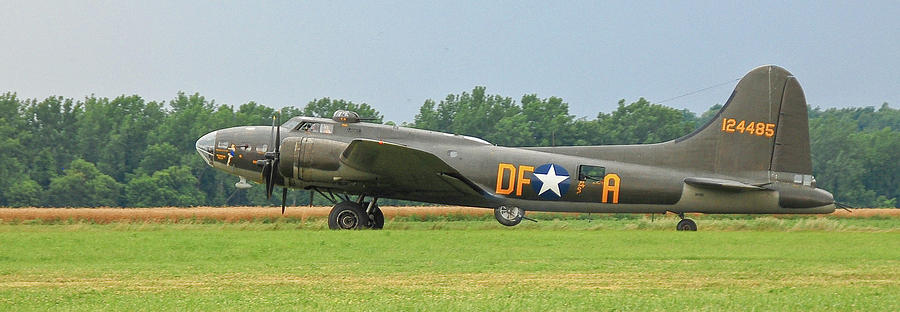 Memphis Belle 3912 Photograph by Guy Whiteley