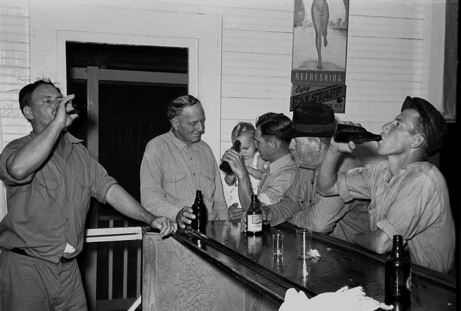 Men Drinking Beer At The Bar Photograph by Everett