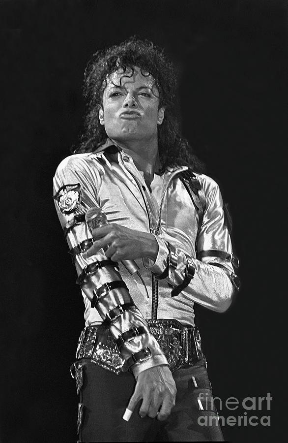 michael-jackson-the-king-of-pop-concert-photos.jpg