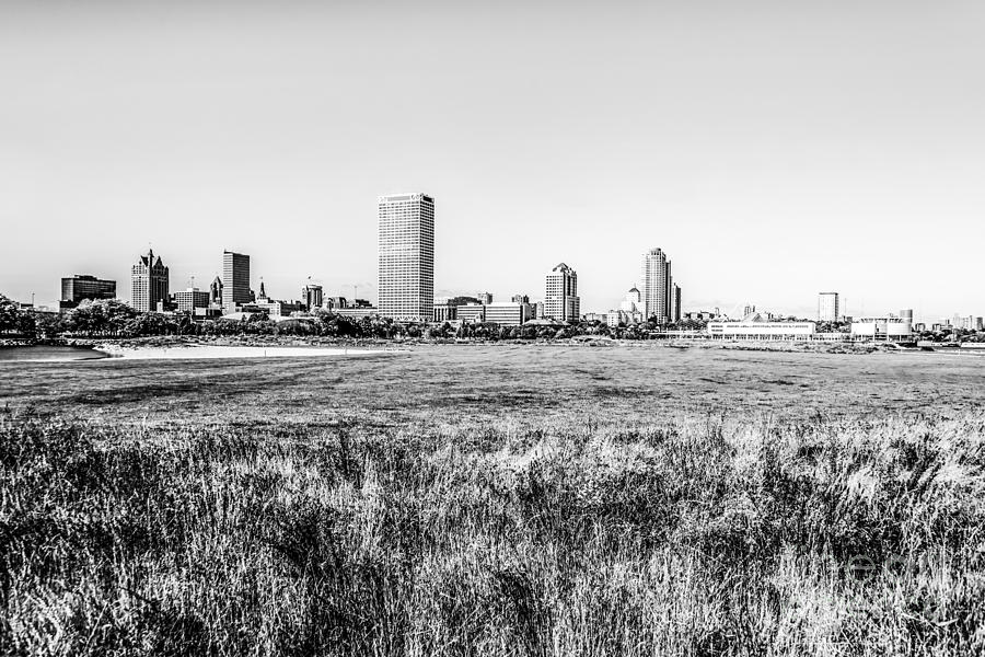 Milwaukee Photograph - Milwaukee Skyline Black and White Picture by Paul Velgos