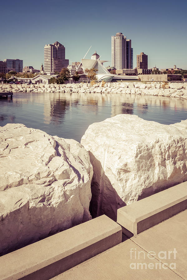 Milwaukee Photograph - Milwaukee Skyline Retro Picture by Paul Velgos