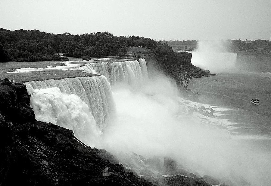 MISTical Niagara Falls Photograph by Lori Seaman