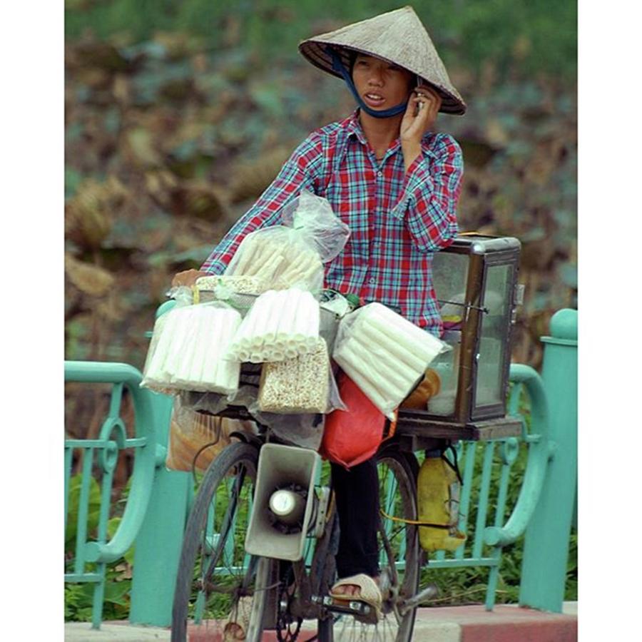 Traveling Photograph - Mobile Sælgere På Cykel Ses Overalt I by Vietnam Rejser