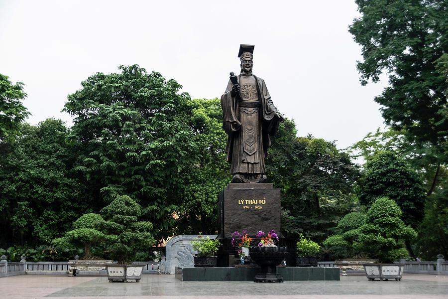 Monument to Emperor Le Thai To Photograph by Steven Richman