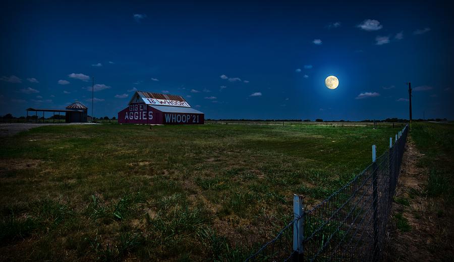 Moonlight Over Aggie Barn Photograph by Linda Unger