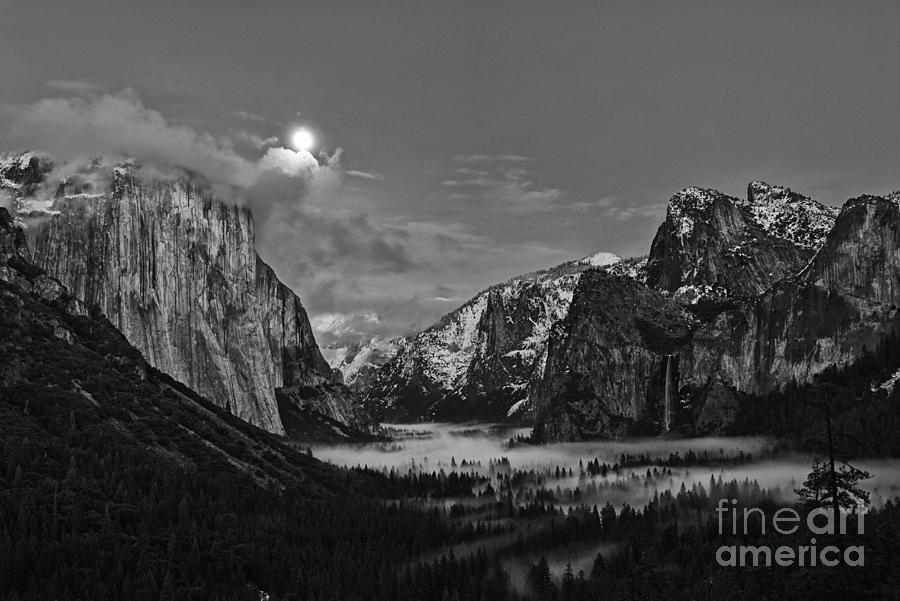 Yosemite National Park Photograph - Moonrise Over Yosemite by Jamie Pham