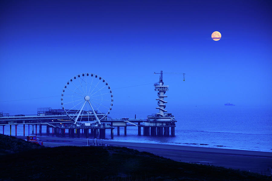 Moonset at Scheveningen Pier Photograph by Joe Doherty