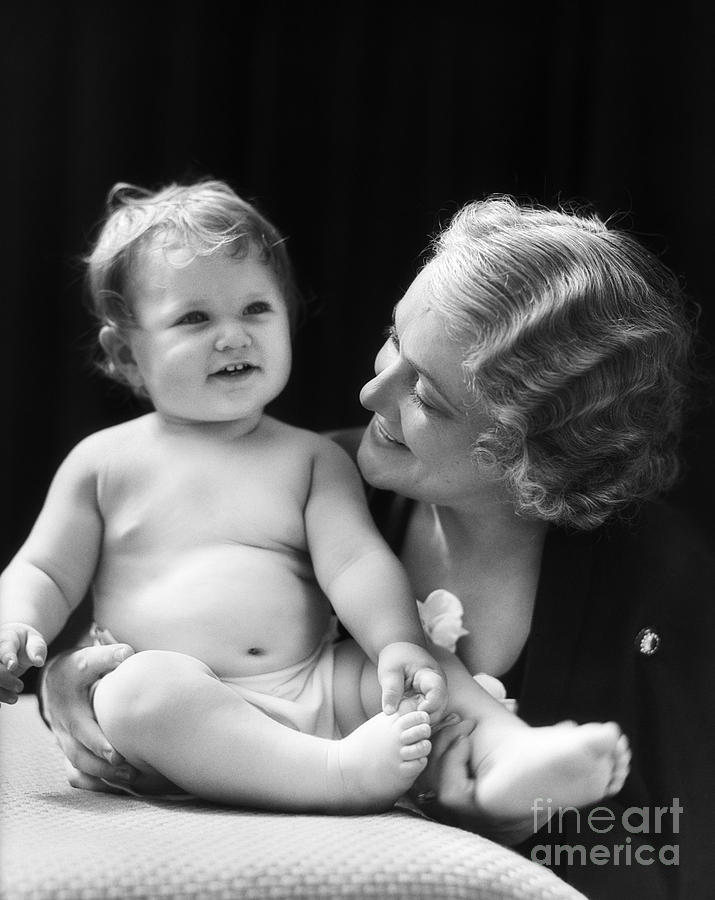 Mother And Baby, 1930s Photograph by H. Armstrong Roberts/ClassicStock