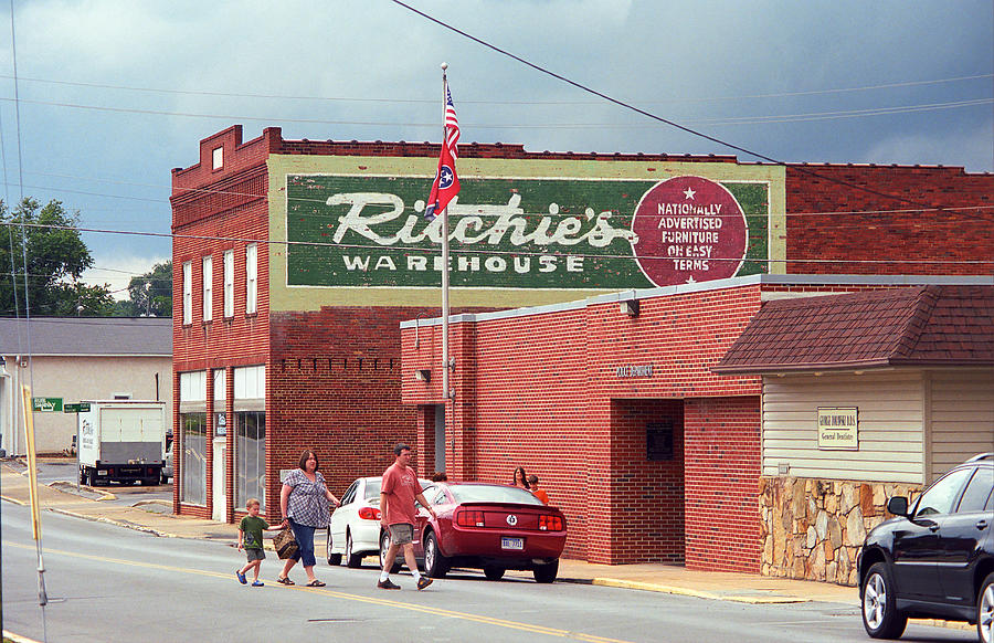 Elizabethton, Tennessee - Moviegoers 2008 Photograph by Frank Romeo