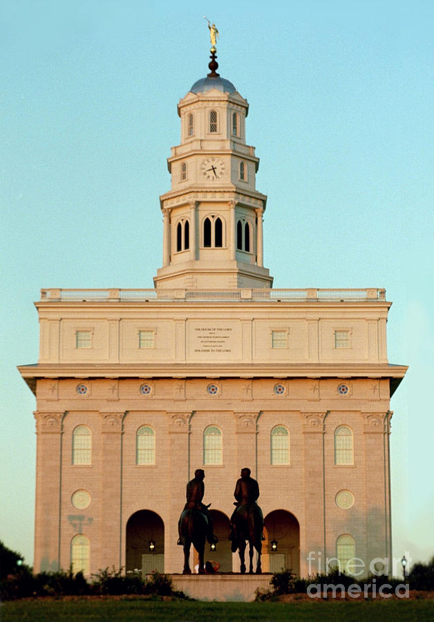 Nauvoo Lds Temple Sunset With Hyrum And Joseph Smith Bronze Statue