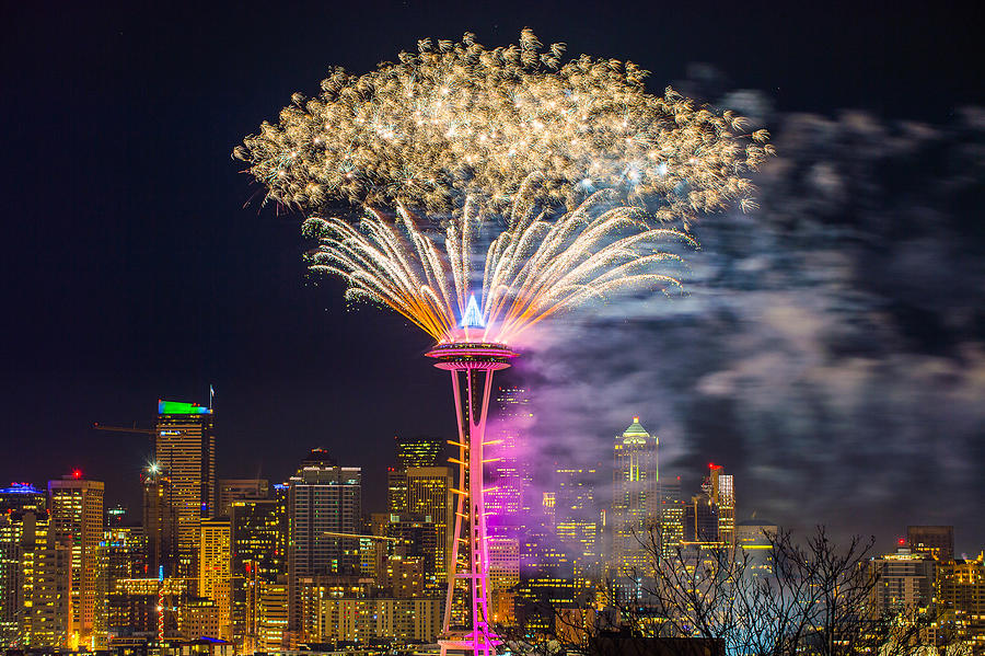 New Year Fireworks - Seattle Photograph by Hisao Mogi