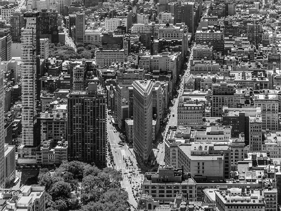 Black And White Photograph - New York City - Flatiron Building by Thomas Richter