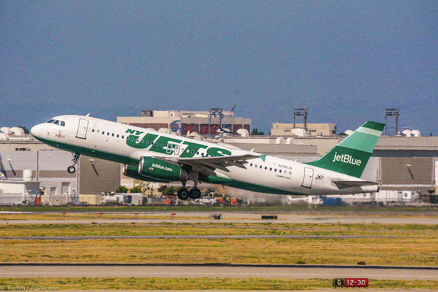 JetBlue paints an Airbus A320 for the NFL's New York Jets