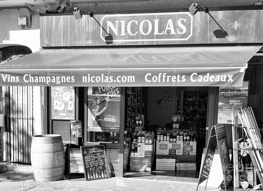 Nicolas Wine, Coffret, Cadeaux, Vins Store France BW Photograph by Chuck Kuhn