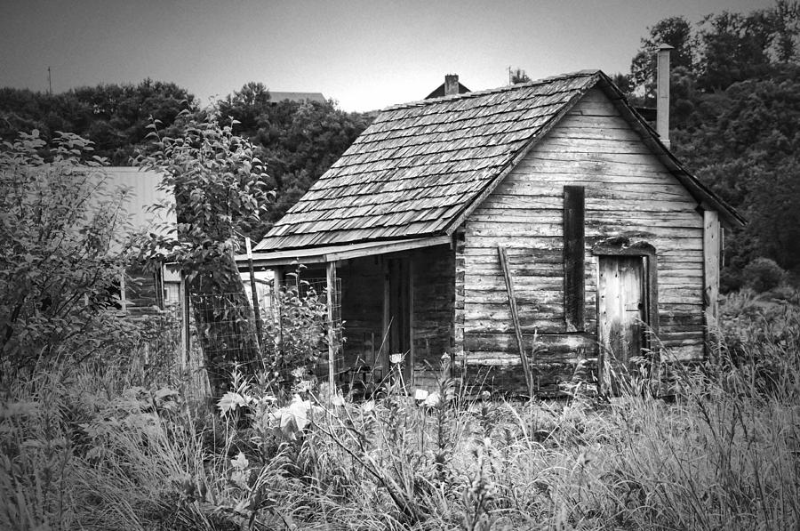 Black And White Photograph - Ninilchik Cottage BW by Phyllis Taylor
