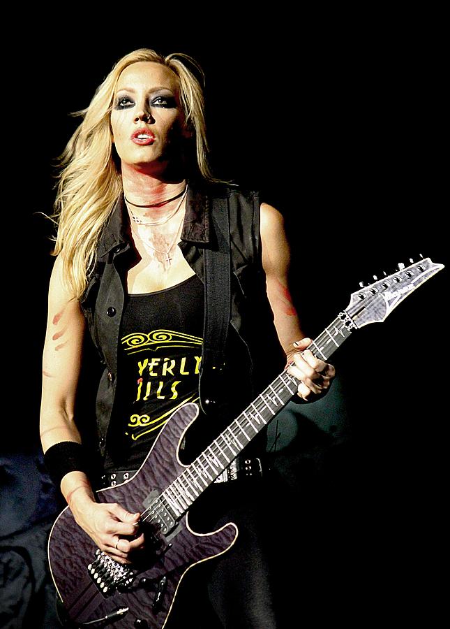 Nita Strauss Photograph by Suzanne Donovan