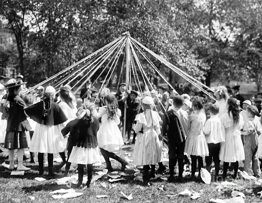 Central Park Photograph - NYC, Central Park Maypole Dance 1905 by Science Source