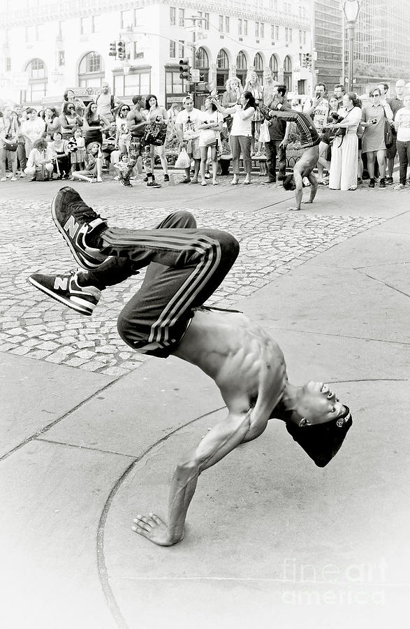 Nyc -on The Street-acrobats Photograph