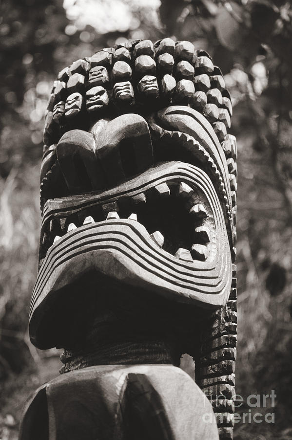 Oahu Tiki Statue Photograph by Bill Brennan - Printscapes
