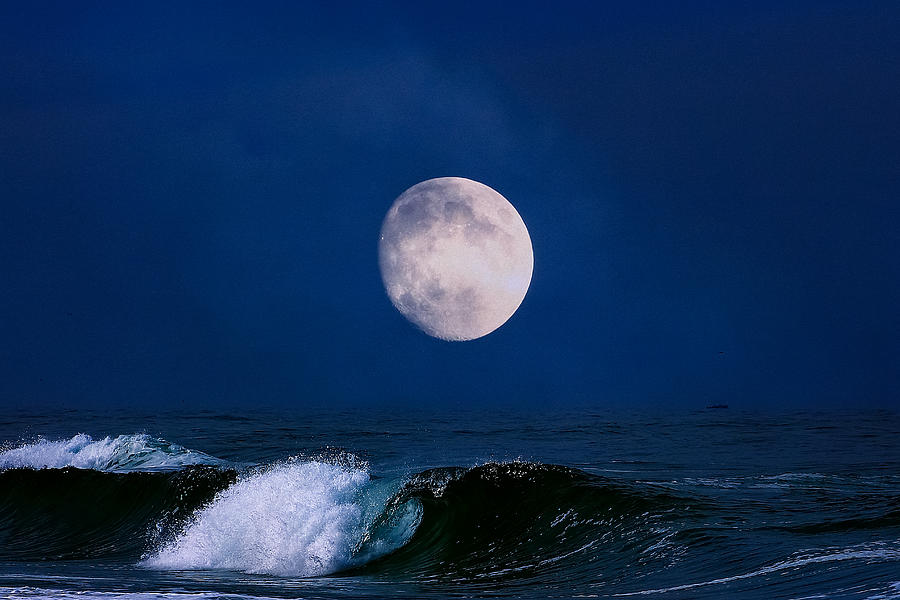 Моря океаны луны. Луна и океан. Полнолуние на море. Луна и море. Лунное море.