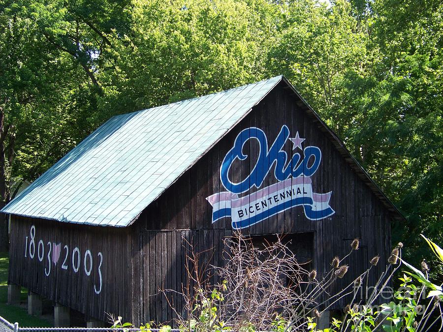 Ohio Bicentennial Barn - Pike County Photograph by Charles Robinson