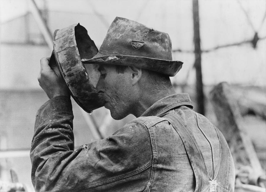 History Photograph - Oil Field Worker Drinking Water by Everett