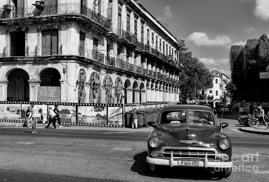 Old car and old building Photograph by Les Palenik