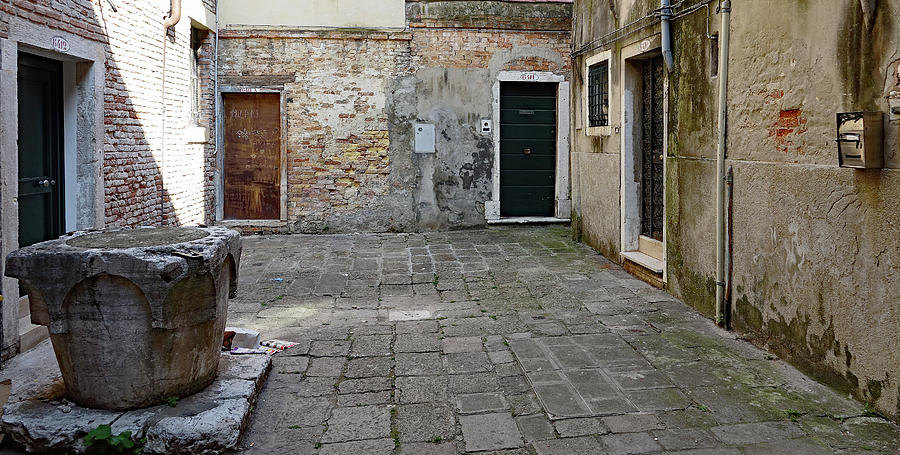 Old Courtyard With Cistern In Venice, Italy Photograph by Rick Rosenshein