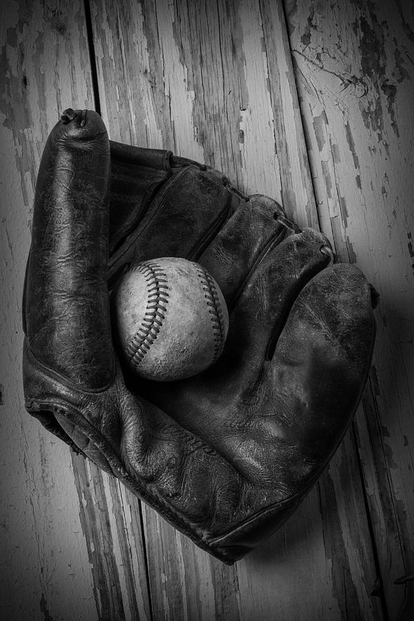 Old Mitt In Black And White Photograph by Garry Gay