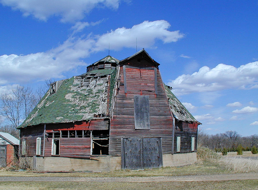 Old Octagon Shaped Barn In Central Minnesota Photograph by Laurie With