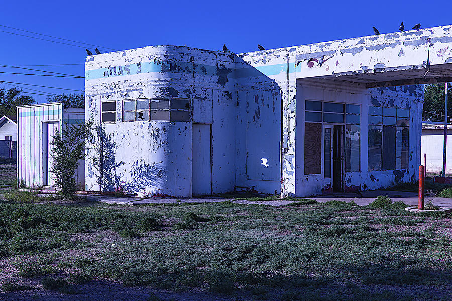 Pigeon Photograph - Old Run Down Gas Station by Garry Gay