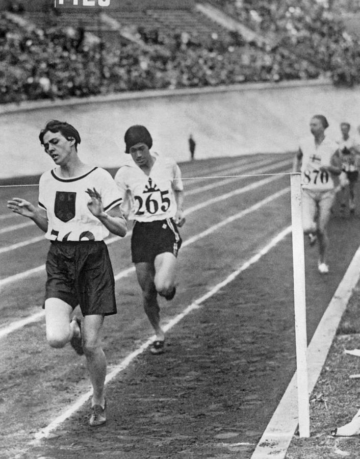 Olympic Womens 800 meter race Photograph by Underwood Archives