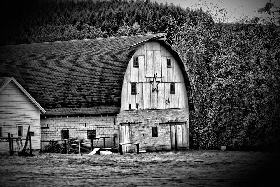 Oregon Barn Photograph by Bonnie Bruno