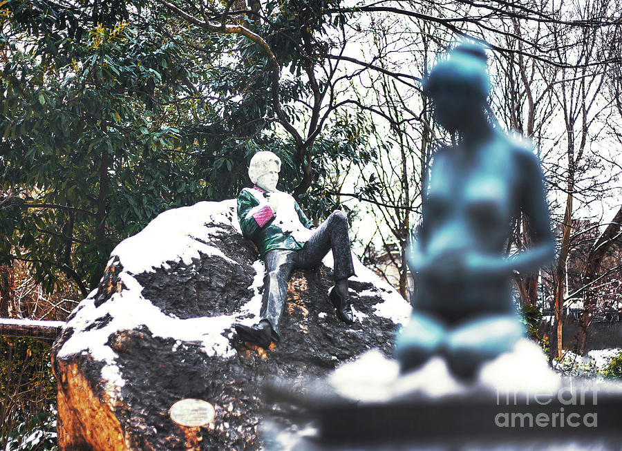 Winter Photograph - Oscar Wilde And His Pregnant Wife Statues 2 by Alex Art