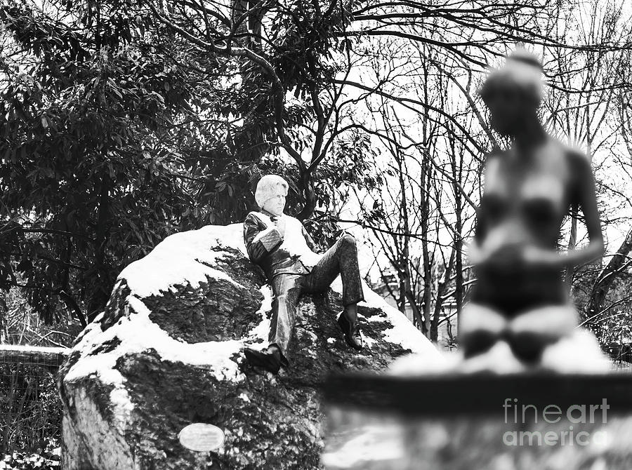 Winter Photograph - Oscar Wilde And His Pregnant Wife Statues 2bw by Alex Art