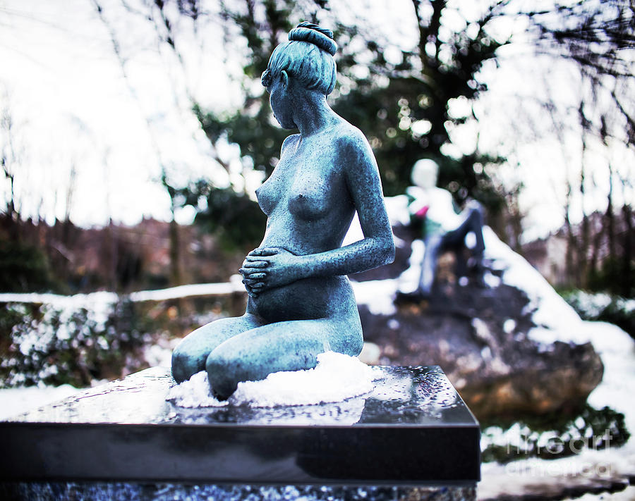 Winter Photograph - Oscar Wilde And His Pregnant Wife Statues 4 by Alex Art