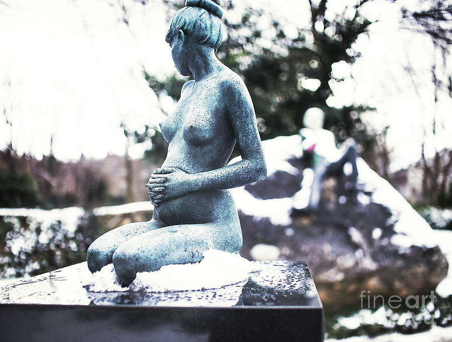 Winter Photograph - Oscar Wilde And His Pregnant Wife Statues 6 by Alex Art
