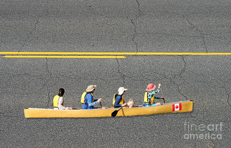 Paddling in the fast lane Photograph by Les Palenik