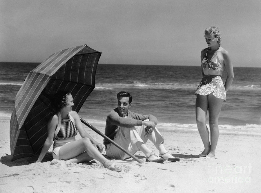 People At The Beach, 1930s Photograph by H. Armstrong Roberts/ClassicStock