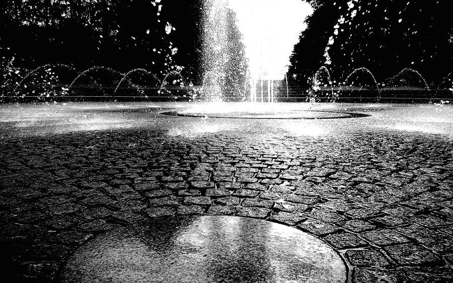 Fountain Digital Art - Photography by Maye Loeser