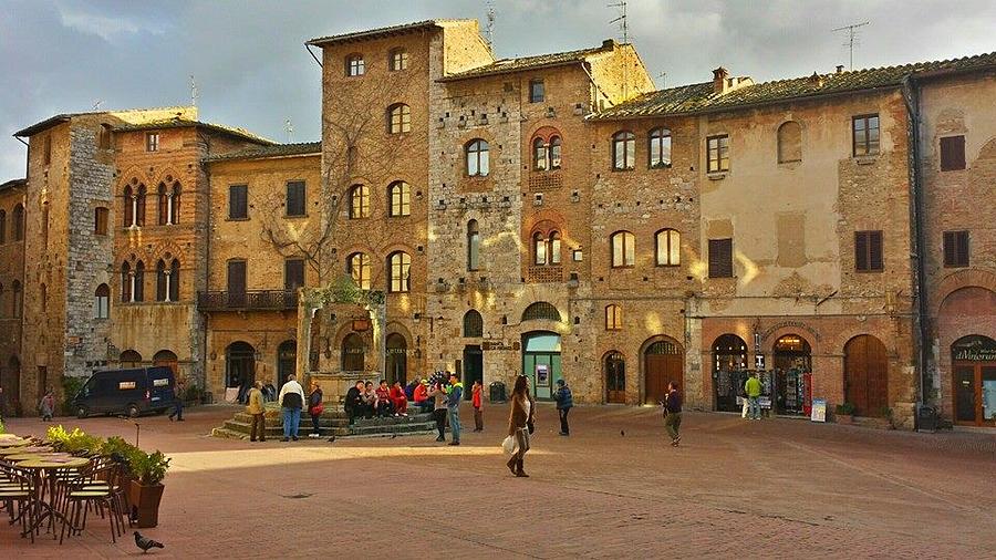 Piazza Della Cisterna Photograph by Harriet Harding - Fine Art America