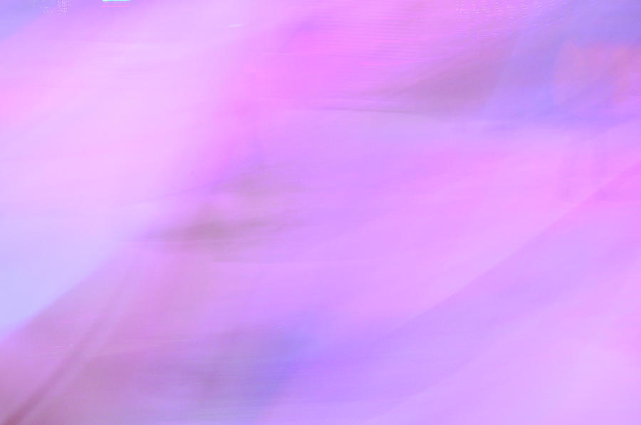 Không gian tuyệt đẹp với màu sắc hồng và lavender được tái hiện tinh tế trong hình nền ảnh của Wallace Bridges - Fine. Bức ảnh với ngọn núi cao và đầm hồng tươi trên nền trời màu xanh lam sẽ khiến bạn say mê ngay từ cái nhìn đầu tiên.