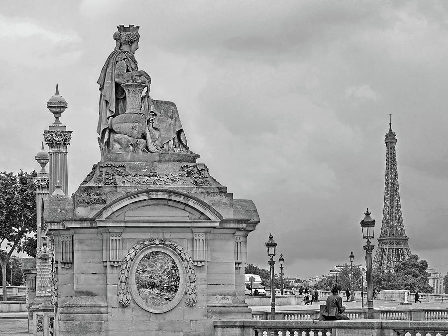 Place de la Concorde With A View Of The Eiffel Tower Photograph by Digital Photographic Arts